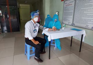 Khám sức khỏe định kỳ cho nhân viên y tế tại bệnh viện